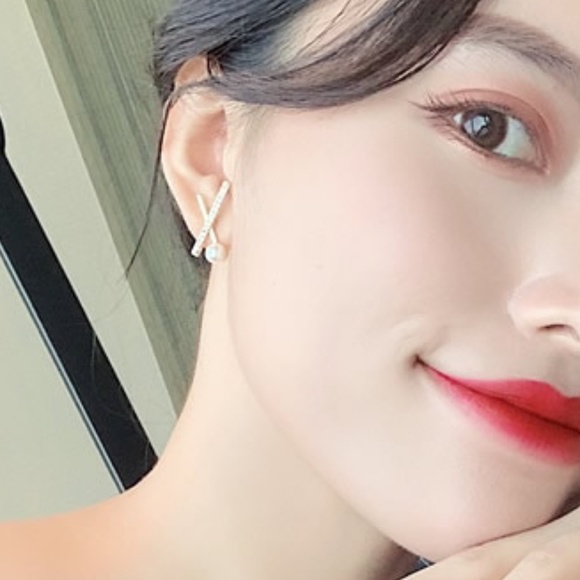 Geometric X Pearl and Diamond Earring Silver Color - Picture 6 of 6